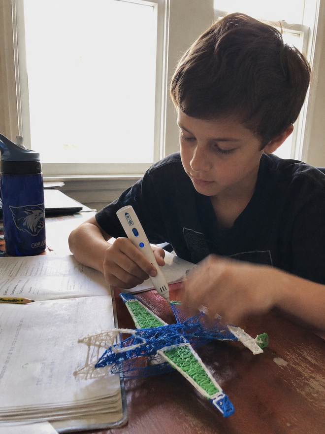 Enfant qui crée avec le stylo Pen'Up 3D