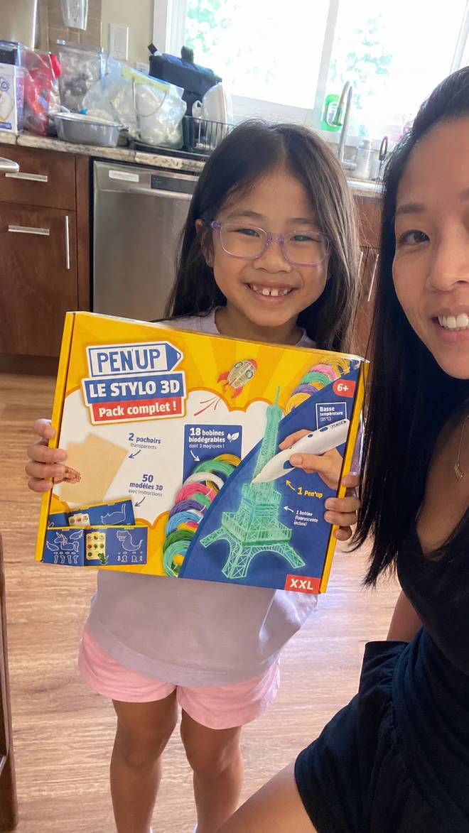 Enfant qui crée avec le stylo Pen'Up 3D