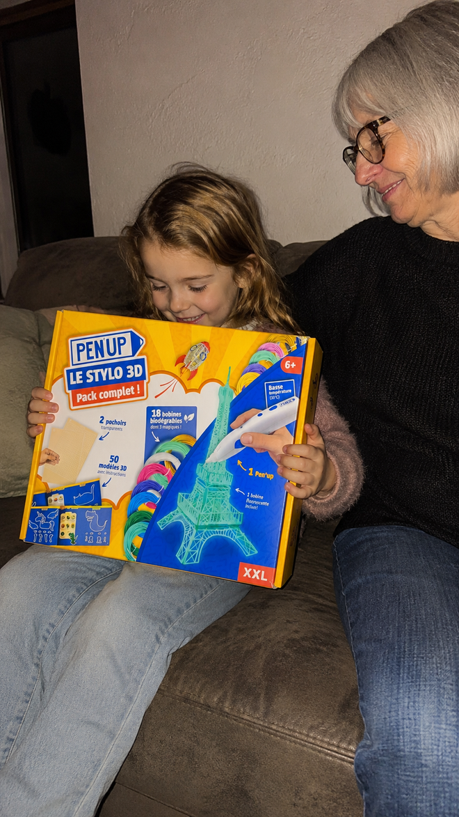 Enfant qui crée avec le stylo Pen'Up 3D