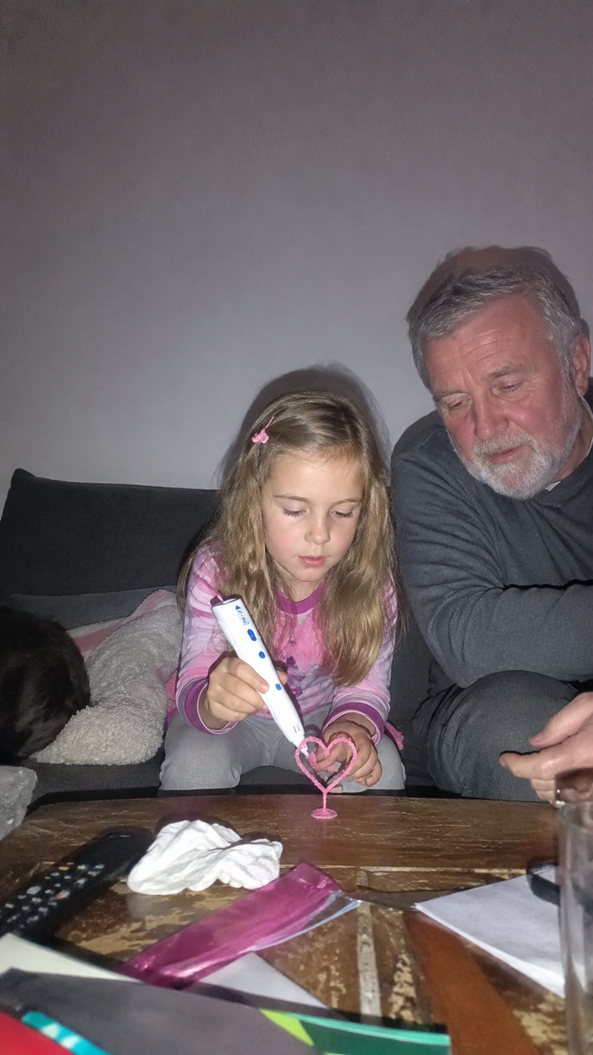 Enfant qui crée avec le stylo Pen'Up 3D