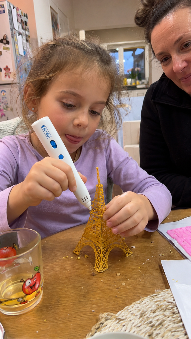 Enfant qui crée avec le stylo Pen'Up 3D