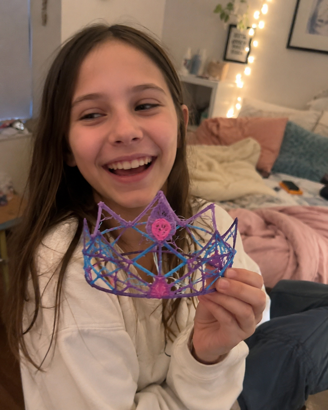 Enfant qui crée avec le stylo Pen'Up 3D
