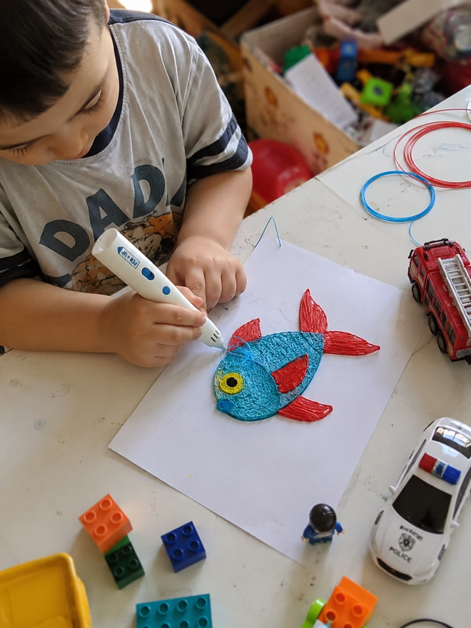 Enfant qui crée avec le stylo Pen'Up 3D