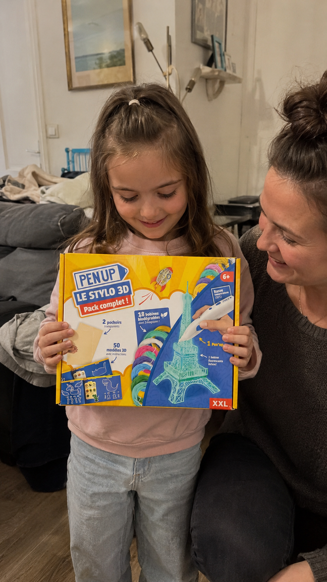 Enfant qui crée avec le stylo Pen'Up 3D