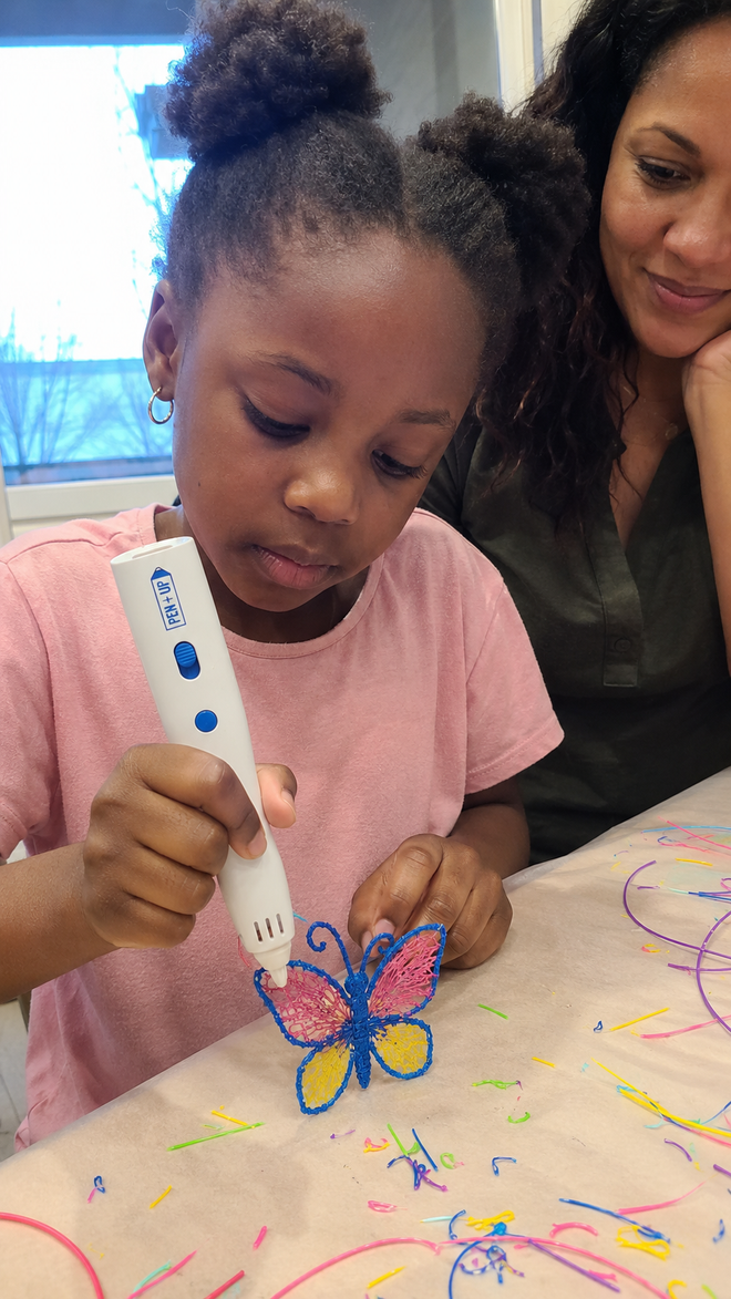 Enfant qui crée avec le stylo Pen'Up 3D