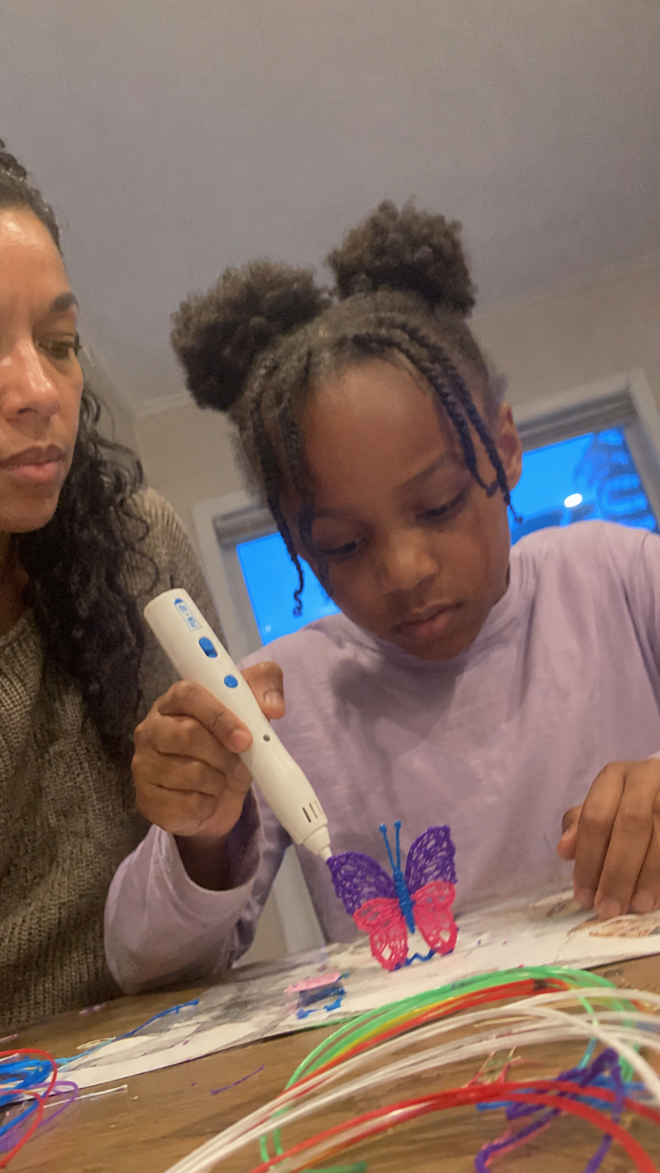 Enfant qui crée avec le stylo Pen'Up 3D