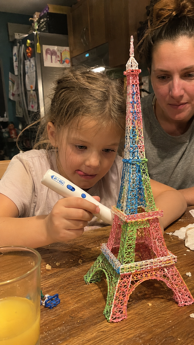 Enfant qui crée avec le stylo Pen'Up 3D