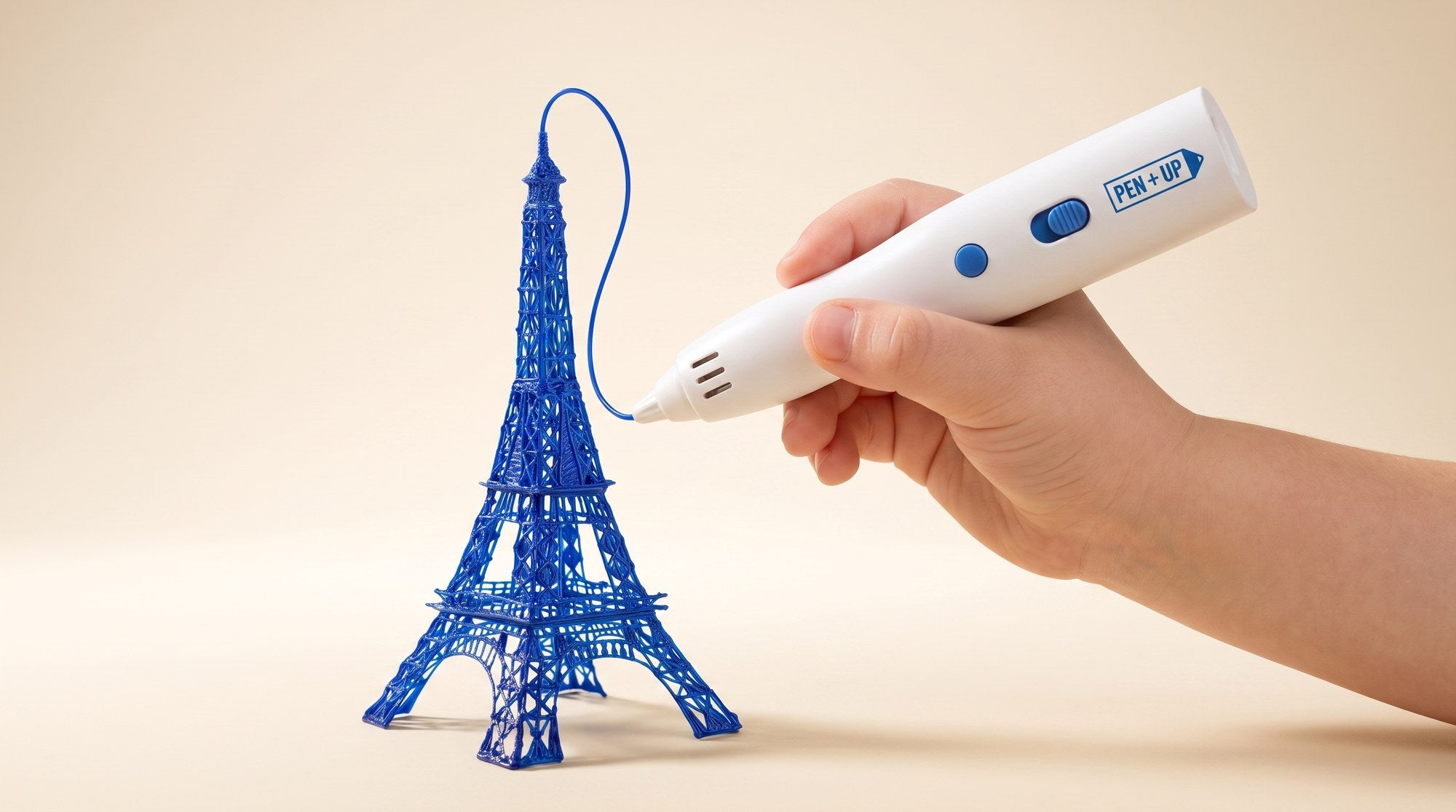 Tour Eiffel creee au stylo 3D Pen'Up par une main d'enfant
